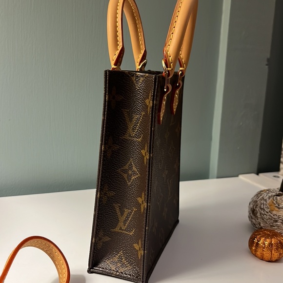 New Louis Vuitton Petit Sac Plat. Product ID: M69442. Material&Color: Monogram. - Picture 4 of 16